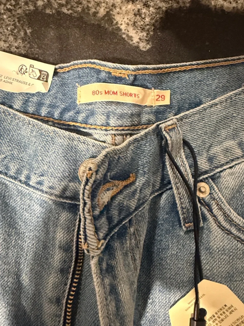 🎉 HOST PICK: Levi's '80s Mom Shorts - Light Blue Denim - Picture 8 of 10